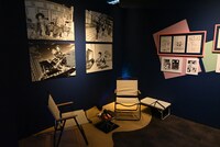 「画業10周年記念 コトヤマ展」より、「よふかしのうた」エリアの様子。