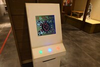 シカダ駄菓子の横には「だがしかし」のクイズに挑戦できるレトロアーケード風のゲーム機が設置されている。
