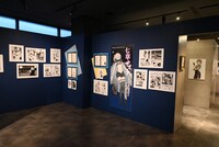 「画業10周年記念 コトヤマ展」より、「よふかしのうた」エリアの様子。