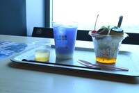 左から「コウとナズナのよふかしドリンク」「ココノツとほたるの駄菓子パフェ」。