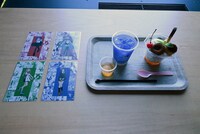 コラボメニューと特典のポストカード。