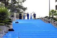 TVアニメ「アオのハコ」ブルーカーペットアライバルの様子。階段の最上段に現れ、ファンの歓声を受けるキャストたち。