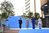 TVアニメ「アオのハコ」ブルーカーペットアライバルの様子。長い階段の中腹に徐々に降りてくるキャストたち。