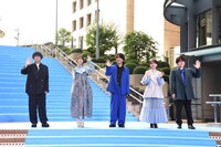 TVアニメ「アオのハコ」ブルーカーペットアライバルの様子。長い階段の中腹でファンに手を振る小林千晃、上田麗奈、千葉翔也、鬼頭明里、内田雄馬。