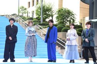 青を取り入れた衣装で揃えたキャストたち。小林千晃はメガネのレンズにさりげなく。