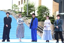 青を取り入れた衣装で揃えたキャストたち。小林千晃はメガネのレンズにさりげなく。