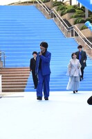 TVアニメ「アオのハコ」ブルーカーペットアライバルの様子。やっと階段を下り終え、ファンへと近づくキャストたち。