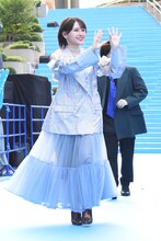 TVアニメ「アオのハコ」ブルーカーペットアライバルの様子。カーペットの両脇に立つファンへ手を振る鬼頭明里。