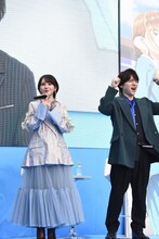 TVアニメ「アオのハコ」ブルーカーペットアライバルの様子。左から鬼頭明里、内田雄馬。