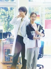 ドラマ「放課後カルテ」に登場する、松下洸平演じる牧野と、森川葵演じる篠谷先生。