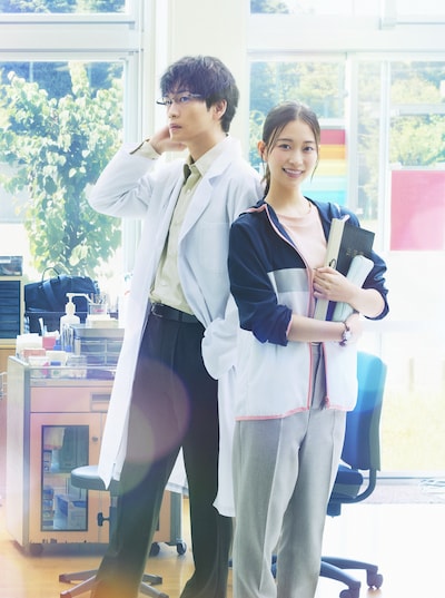 ドラマ「放課後カルテ」に登場する、松下洸平演じる牧野と、森川葵演じる篠谷先生。