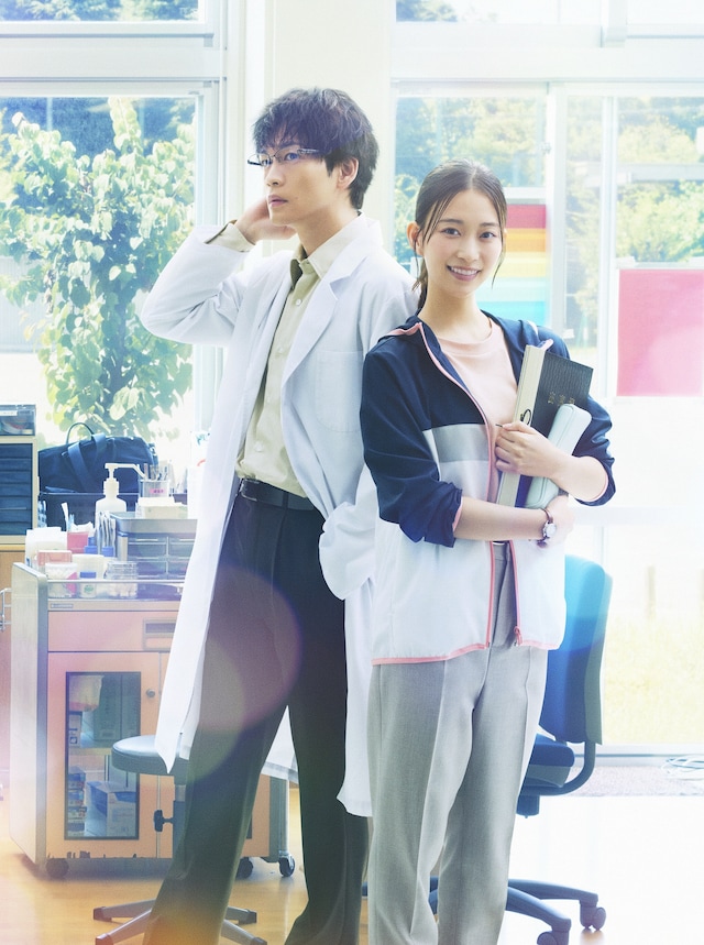 ドラマ「放課後カルテ」に登場する、松下洸平演じる牧野と、森川葵演じる篠谷先生。