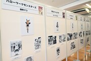 「サンデー文化祭2024」のために描き下ろされたイラストと、名シーンの複製原画が並ぶエリアより。