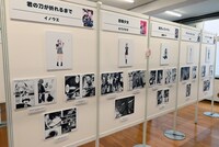 「サンデー文化祭2024」のために描き下ろされたイラストと、名シーンの複製原画が並ぶエリアより。