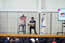 青山剛昌が登壇した「コナン×YAIBAスペシャルトーク！」の様子。