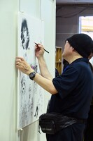 青山剛昌のライブドローイングの様子。