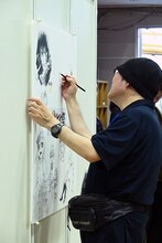 青山剛昌のライブドローイングの様子。