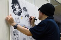 青山剛昌のライブドローイングの様子。