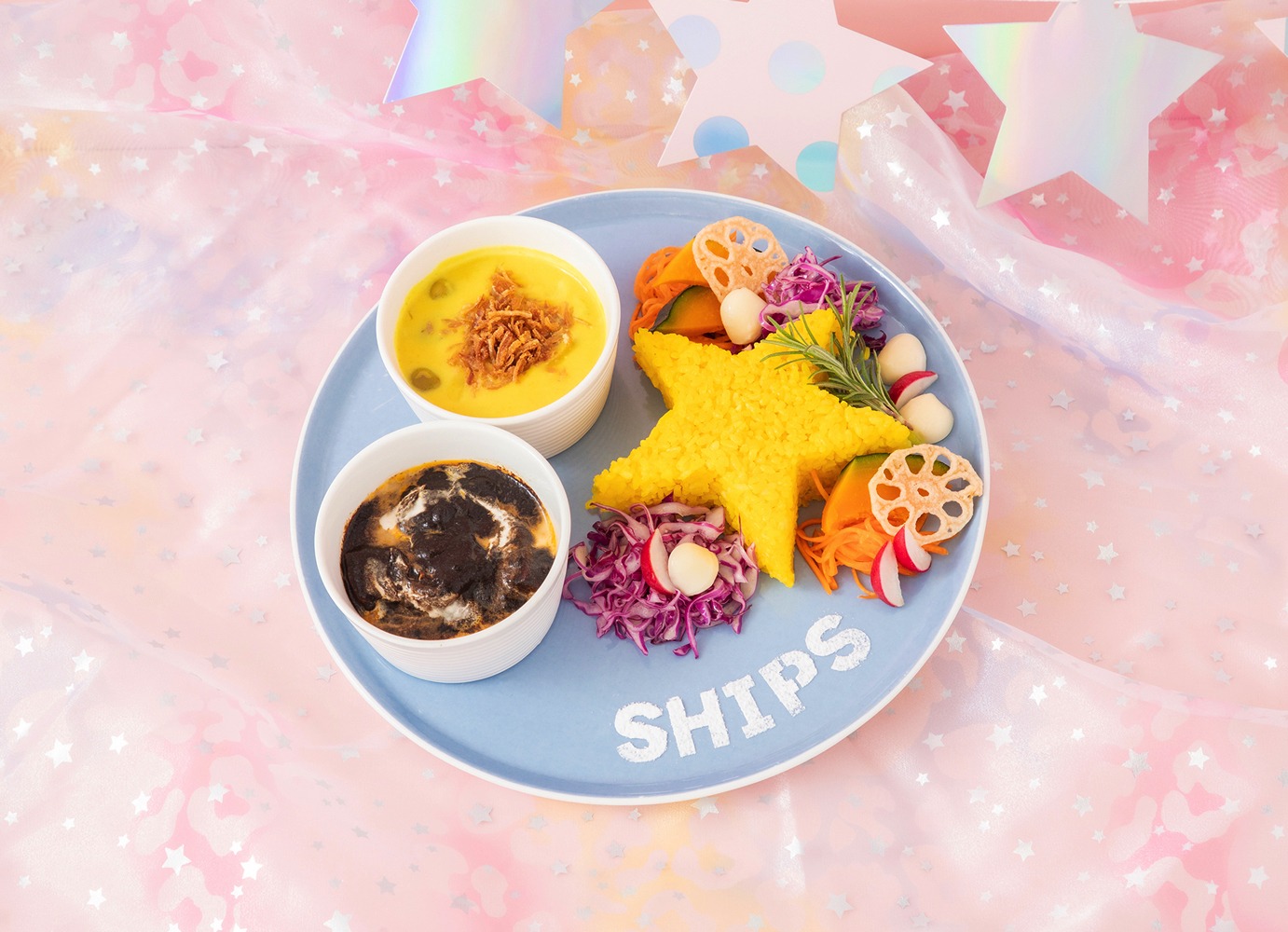 「きらりん☆レボリューション CAFE」で提供される「SHIPS★スターカレー」。