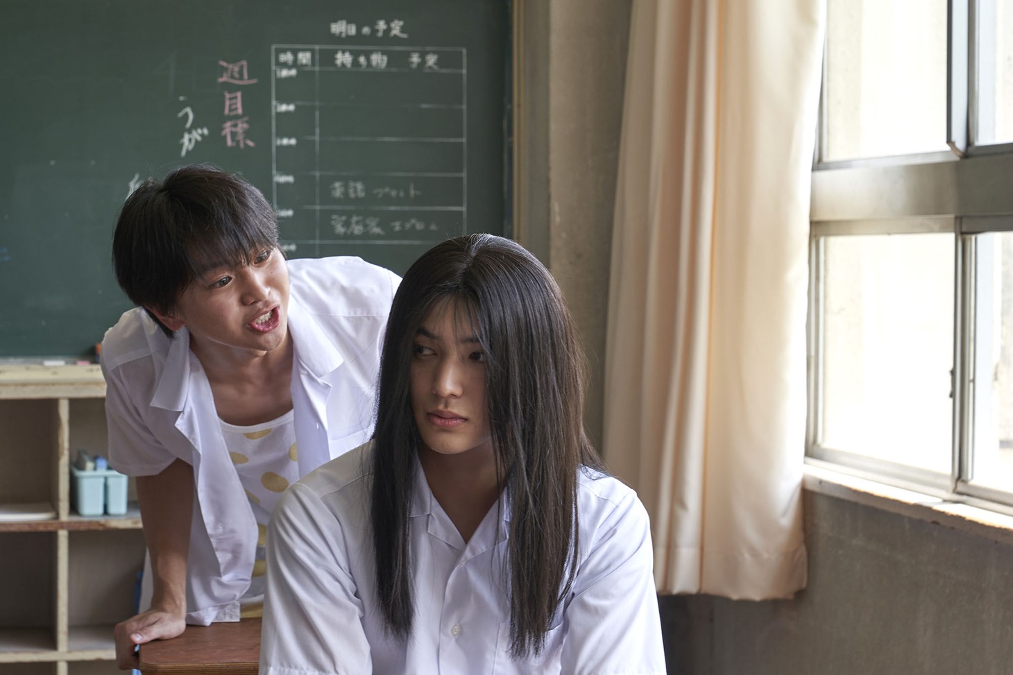 ドラマ「スメルズ ライク グリーン スピリット」第1話の場面写真。