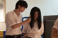 ドラマ「スメルズ ライク グリーン スピリット」第1話の場面写真。