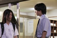 ドラマ「スメルズ ライク グリーン スピリット」第1話の場面写真。