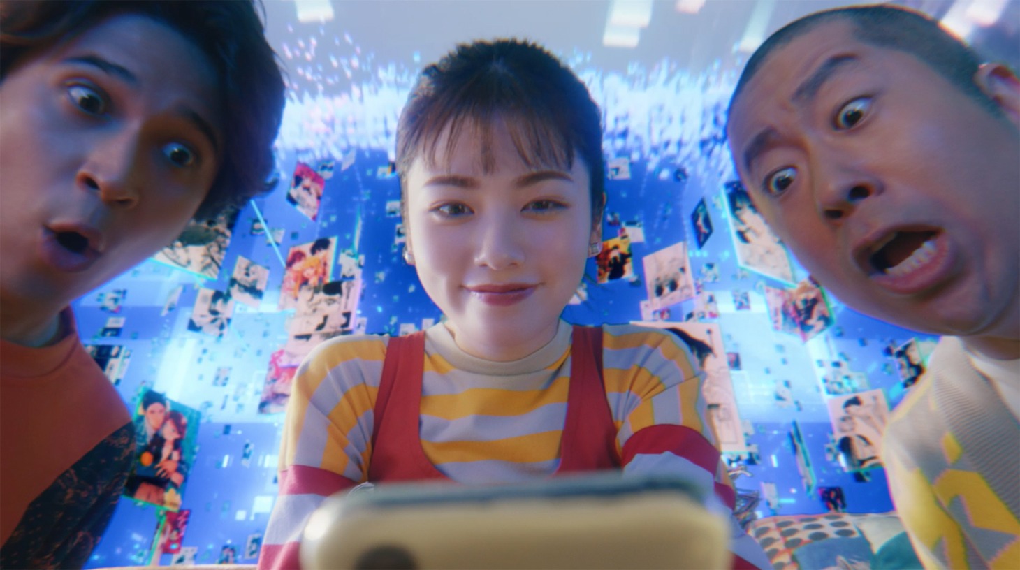 コミックシーモアのテレビCM「『3人のマンガ好き 無料も多すぎ』篇」より。