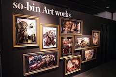 明日開幕「オーバーロード展」会場写真公開、“ブラックカプセル”エリア 