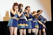ファンのさまざまな歓声に応えてポーズを取るi☆Ris。