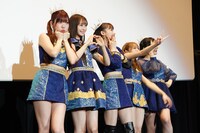 ファンのさまざまな歓声に応えてポーズを取るi☆Ris。