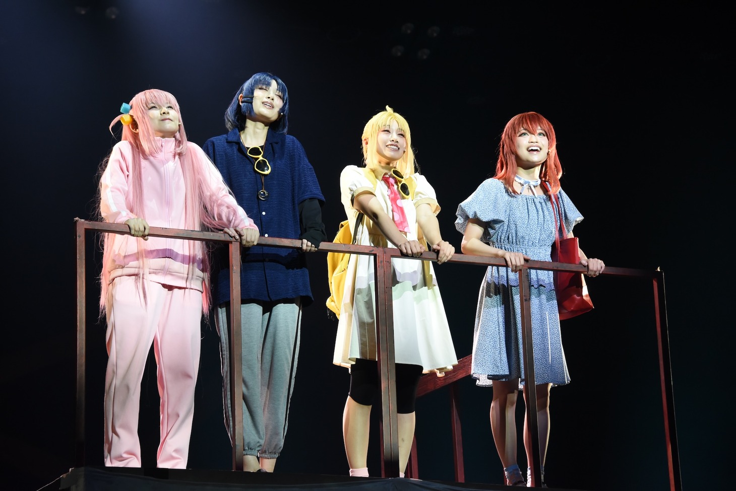 舞台「LIVE STAGE『ぼっち・ざ・ろっく！』2024 PART II 秀華祭」より、江ノ島の展望台に赴いた結束バンド。
