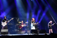 舞台「LIVE STAGE『ぼっち・ざ・ろっく！』2024 PART II 秀華祭」より、結束バンドライブの様子。