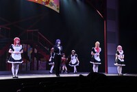 舞台「LIVE STAGE『ぼっち・ざ・ろっく！』2024 PART II 秀華祭」より、文化祭でメイドや執事に扮した結束バンドの面々。