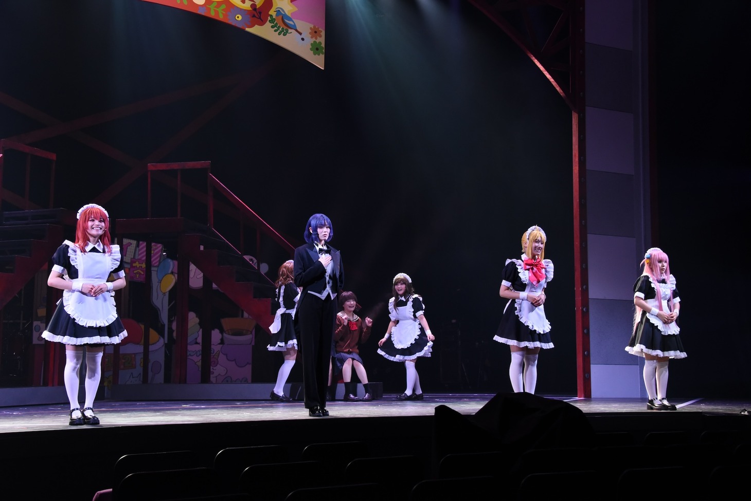 舞台「LIVE STAGE『ぼっち・ざ・ろっく！』2024 PART II 秀華祭」より、文化祭でメイドや執事に扮した結束バンドの面々。