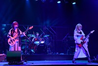 舞台「LIVE STAGE『ぼっち・ざ・ろっく！』2024 PART II 秀華祭」より、SICK HACKライブの様子。