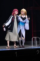 左から月川玲演じる廣井きくり、斎藤瑞季演じる清水イライザ。