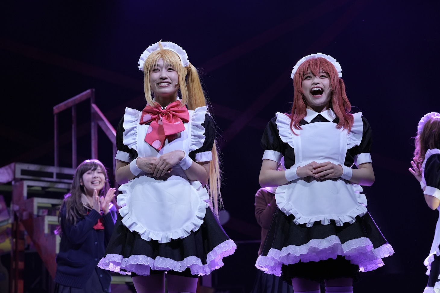 左から大竹美希演じる伊地知虹夏、大森未来衣演じる喜多郁代。