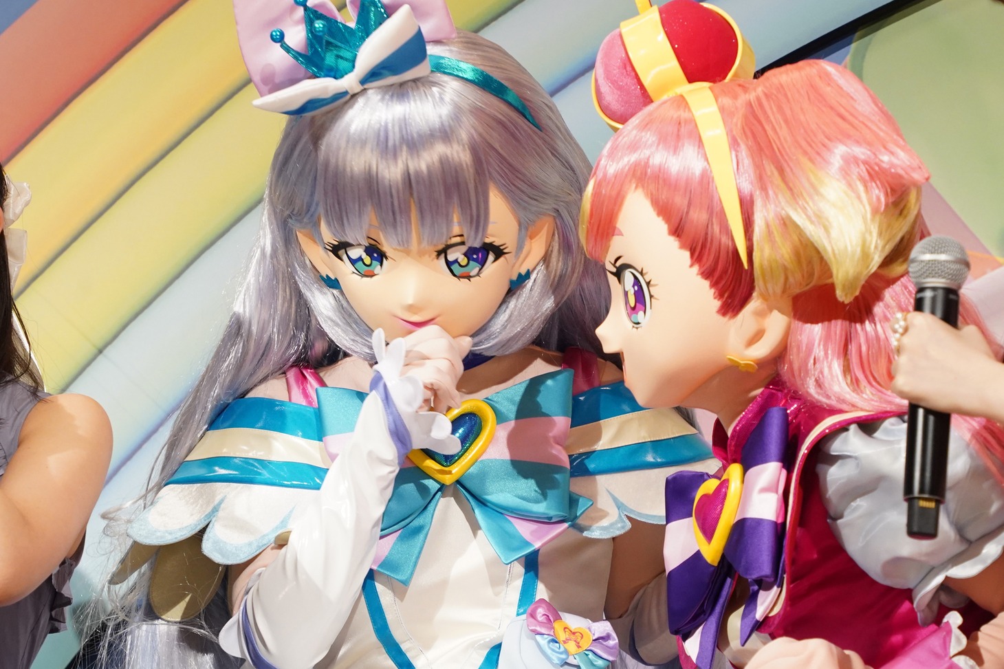 顔を寄せ合うキュアニャミーとキュアワンダフル。