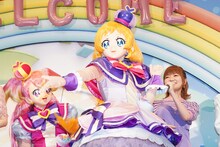 名乗りを披露するキュアフレンディと種崎敦美。