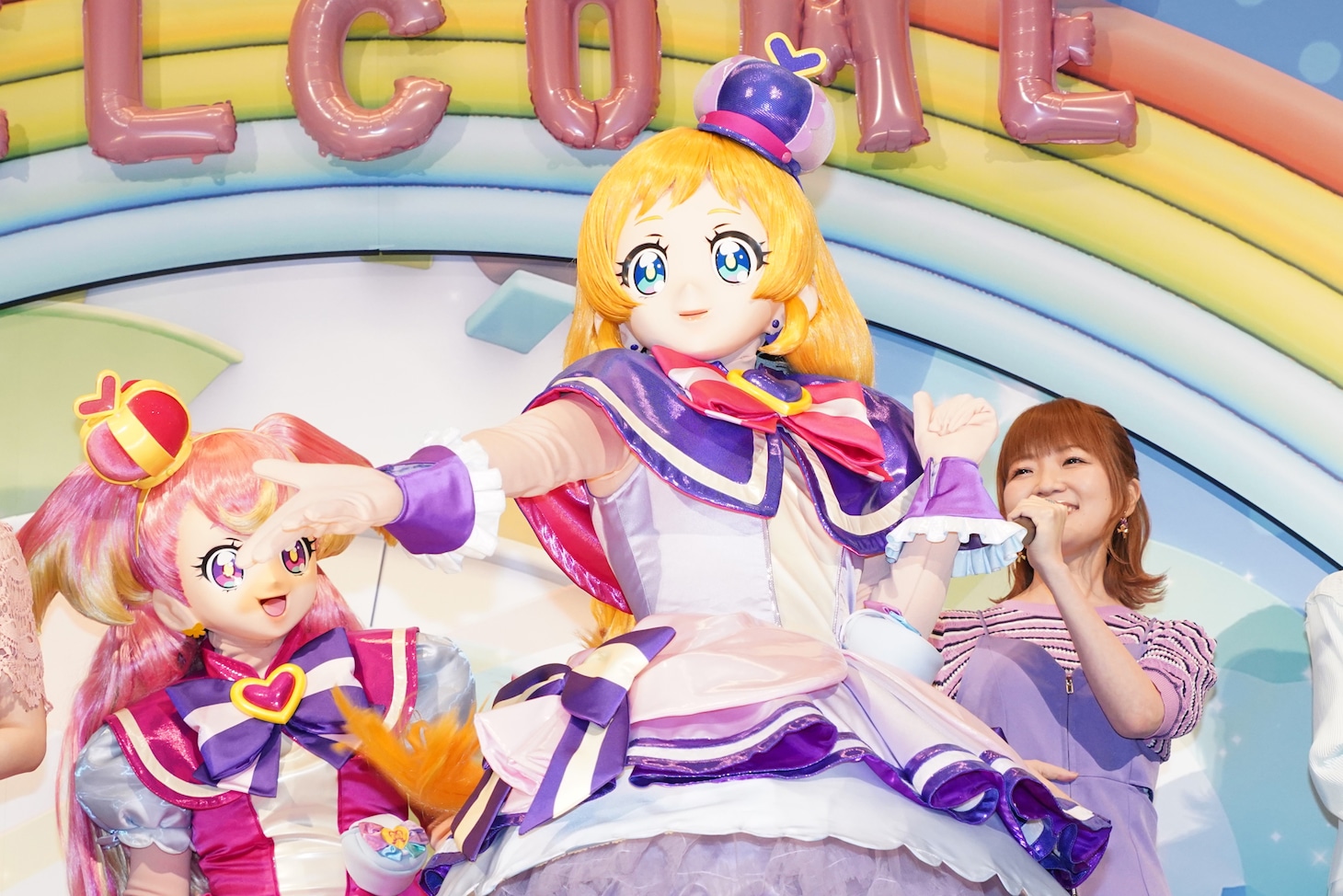 名乗りを披露するキュアフレンディと種崎敦美。