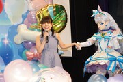 手をつないで登壇する松田颯水とキュアニャミー。