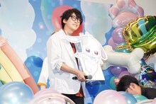 大福のパネルを持って登壇した寺島拓篤。