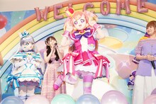 名乗りを披露するキュアワンダフルと長縄まりあ。