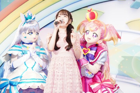 長縄まりあ(中央)とキュアワンダフル(右)