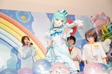 名乗りを披露するキュアリリアンと上田麗奈。