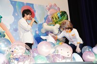 大福をなでる兎山悟。