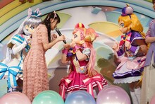 落ち込むキュアワンダフルに、「かわいかったよ！」と声をかける長縄まりあ。