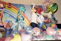 大福のパネルを持って降壇する悟。