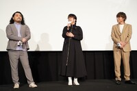 左から田中将賀、岡田麿里、長井龍雪監督。