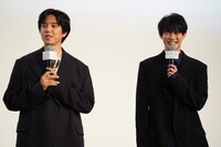 左から坂東龍汰、前田拳太郎。